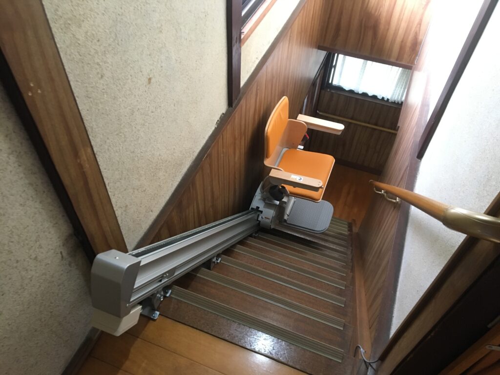 階段昇降機を設置する際の工事費用や期間 注意点や商品の選び方 スマイルケア